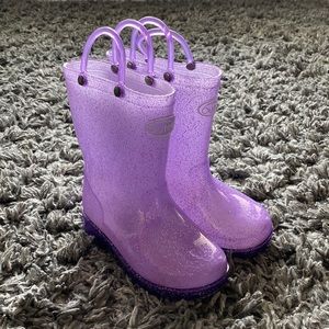Little girl size 9 purple light up rain boots.
